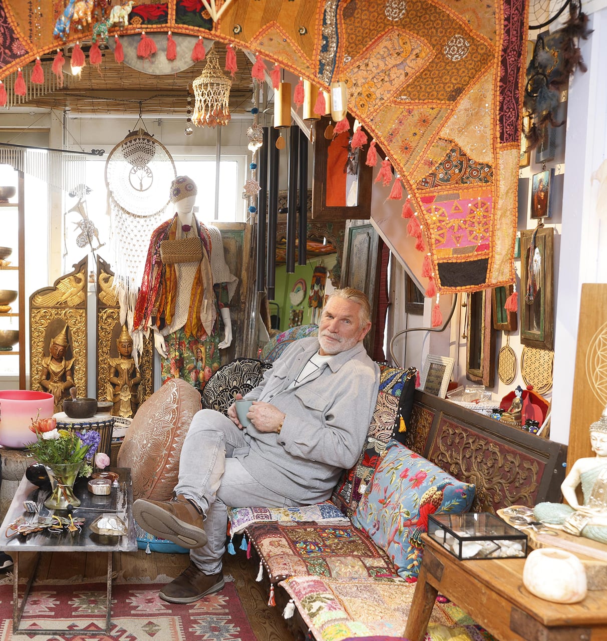 Jan Willem in zijn winkel Grateful Living